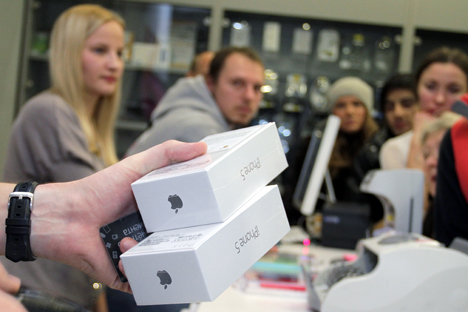 Anstelle der Mobilfunkbetreiber soll zukünftig der Einzelhandel selbst mit dem iPhone von Apple beliefert werden. Foto: RIA Novosti